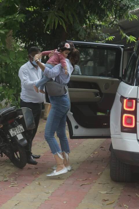 शिल्पाने  तिच्या मुलीचे फोटो इन्स्टाग्रामवर अपलोड केले आहे. पण या फोटोत तिच्या मुलीचा चेहराच दिसत नसल्याने तिच्या चाहत्यांची निराशा झाली आहे.