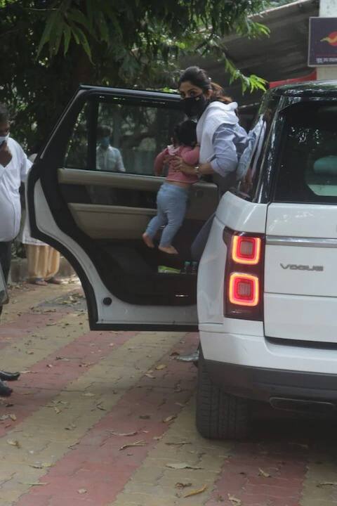  शिल्पा शेट्टी पहिल्यांदाच मुलीसोबत कॅमेऱ्यात कैद झाली आहे. 