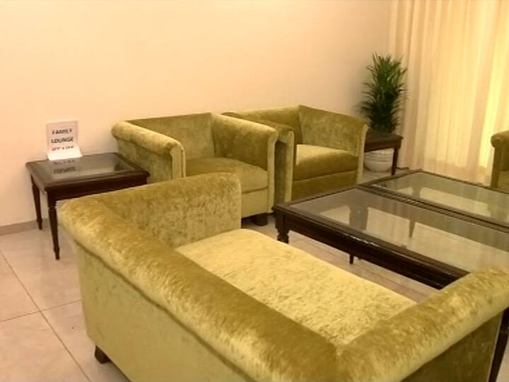 दिल्लीत जुन्या काळात खासदारांसाठी केवळ बंगले उपलब्ध होते, पण त्यातल्या अनेक बंगल्याची आता दुरावस्था झाल्यानं त्याऐवजी फ्लॅटस उभारले जाऊ लागले आहेत. टुमदार बंगला, समोर हिरवळ ही दिल्लीतल्या व्हीआयपी बंगल्याची शान मानली जाते. 