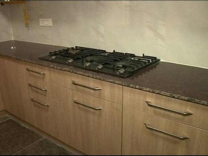  अनेक मंत्र्यांचे बंगले अशाच पद्धतीचे आहेत. दिल्लीतल्या ल्युटियन्स झोनमधले हे बंगले खासदारांप्रमाणेच, न्यायमूर्ती, लष्करी अधिकारी यांच्यासाठीही राखीव असतात. त्यामुळे काही नव्या खासदारांसाठी हे बांधण्यात आले आहेत.