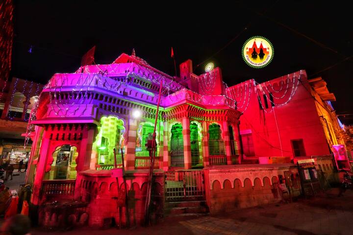 कार्तिकी यात्रेसाठी विठ्ठल मंदिराला आकर्षक विद्युत रोषणाई करण्यात आली आहे. 