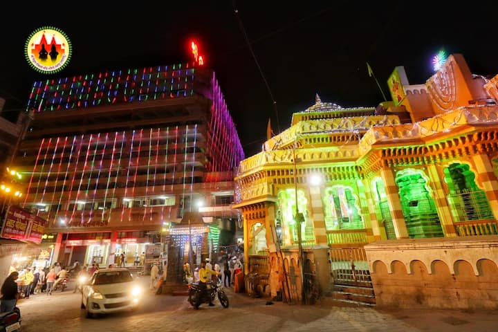 कोरोनाच्या सावटात कार्तिकीची वारी साजरी होणार असली तरी रोषणाईमुळे भाविकांविना सुना असलेला मंदिर परिसर उजळून निघाला आहे. 