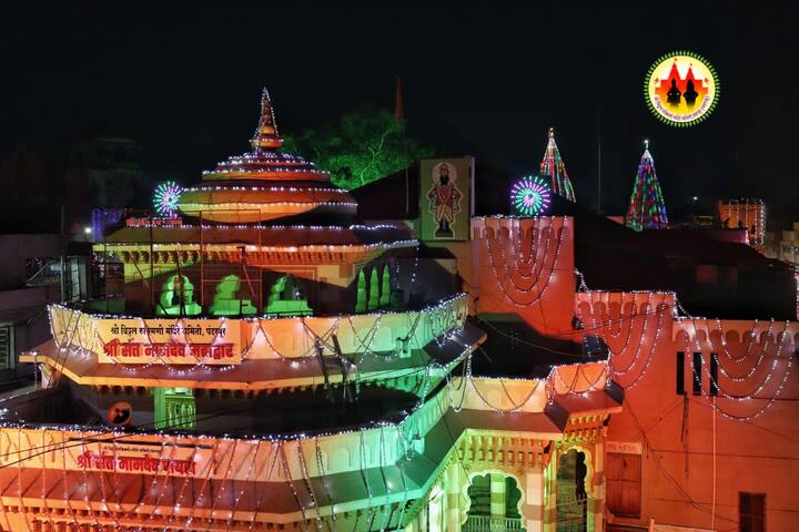  कार्तिकी यात्रा सोहळ्यात संचारबंदी असली तरी पुणे येथील विनोद आणि निलेश जाधव या भाविकांनी सेवा म्हणून विनामूल्य विठ्ठल मंदिराला विविध रंगी एलईडी दिव्यांची आकर्षक विद्युत   रोषणाई केली आहे. 
