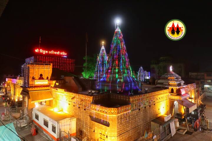 या रोषणाईने विठ्ठल मंदिर परिसर सप्तरंगी उजेडात उजळून निघाला आहे. 