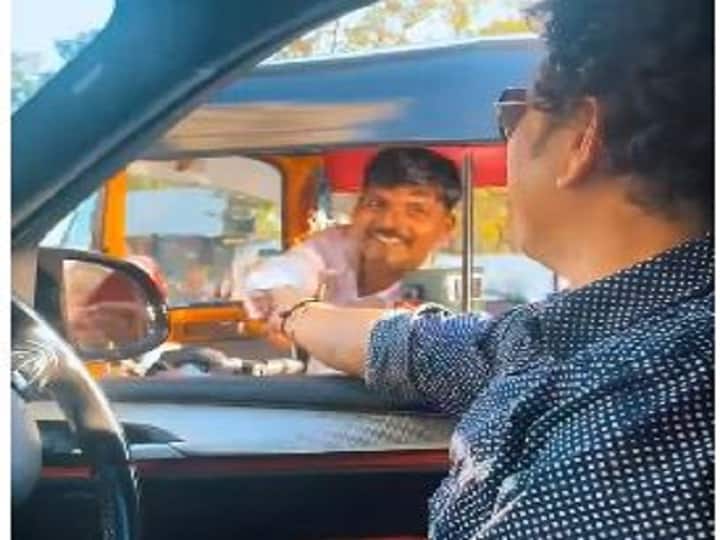 VIDEO | मुंबईत रस्ता चुकलेल्या सचिनला रिक्षा चालक म्हणतो 'फॉलो मी'; सचिनने शेअर केला किस्सा Rickshaw driver says sachin Tendulkar follow me, Sachin shared the story VIDEO | मुंबईत रस्ता चुकलेल्या सचिनला रिक्षा चालक म्हणतो 'फॉलो मी'; सचिनने शेअर केला किस्सा
