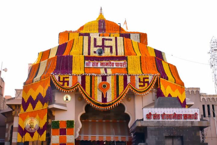 कार्तिकी एकादशीच्या पार्श्वभूमीवर विठ्ठल मंदिरात आकर्षक फुलांची सजावट करण्यात आली आहे.