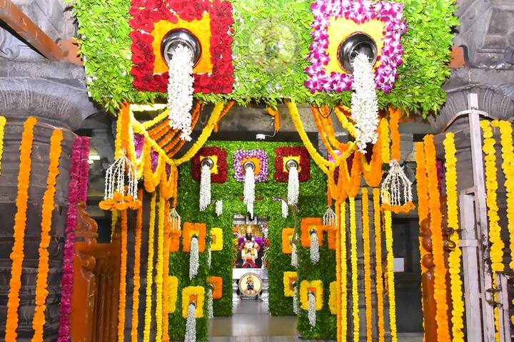 राज्यावरील कोरोनाचे संकट दूर होऊ दे आणि लवकर लस येऊन कोरोना मुक्ती मिळू दे, असं साकडं उपमुख्यमंत्री अजित पवार यांनी विठुरायाला घातलं आहे.