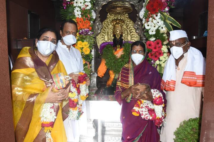 कार्तिकी एकादशीनिमित्त उपमुख्यमंत्र्यांनी सपत्नीक विठ्ठल रुक्मिणीची महापूजा केली.