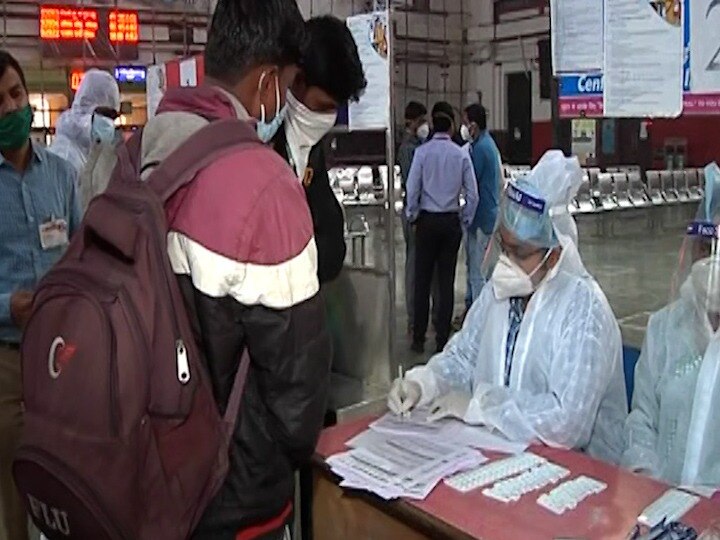 Corona test is mandatory for passengers who came in maharashtra yesterday 10 train passengers corona positive महाराष्ट्रात  परराज्यातून येणाऱ्या प्रवाशांना कोरोना चाचणी अनिर्वाय; काल दिवसभरात 10 रेल्वे प्रवासी कोरोना बाधित