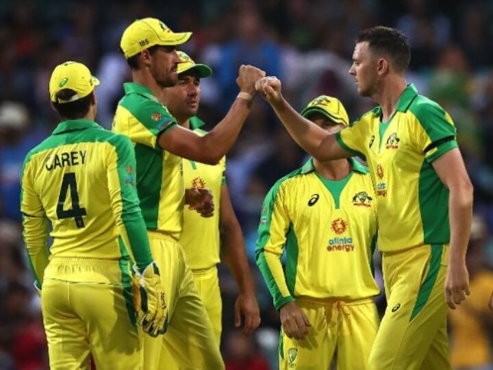 India vs Australia, 1st ODI Highlights: Australia Thump India By 66 Runs In Series Opener, Take 1-0 Lead सिडनीत टीम इंडियाच्या पदरी पराभव; हार्दिक-धवनच्या भागिदारीनंतरही ऑस्ट्रेलियाची 66 धावांनी सरशी, हेझलवूड-झॅम्पाचा प्रभावी मारा