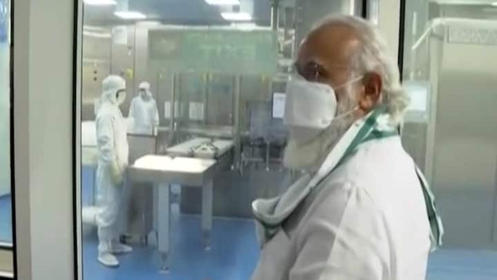 पंतप्रधानांनी सिरम इन्स्टीट्यूटमधील वैज्ञानिक आणि अधिकाऱ्यांबरोबर तासभर चर्चा केली.