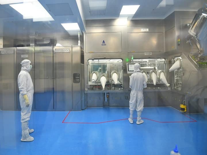 सीरम इन्स्टिट्यूटकडून तयार करण्यात येत असलेल्या लसीपैकी नव्वद टक्के लस ही सुरुवातीला भारतीय लोकांना दिली जाईल असं अदर पुनावाला यांनी जाहीर केलंय