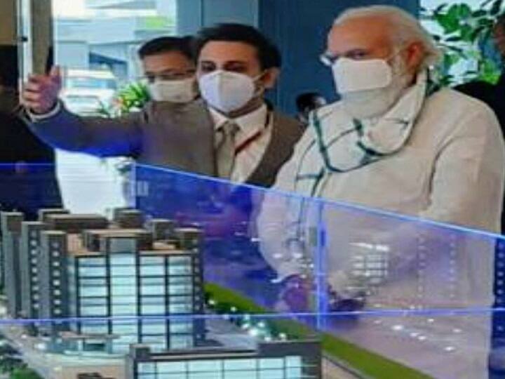 मोदी यांनी सीरम इन्स्टिट्यूट ऑफ इंडिया या संस्थेतील कोविड - 19 प्रतिबंधात्मक लस निर्मितीच्या अनुषंगाने सुरु असलेल्या कामाची पाहणी केली.