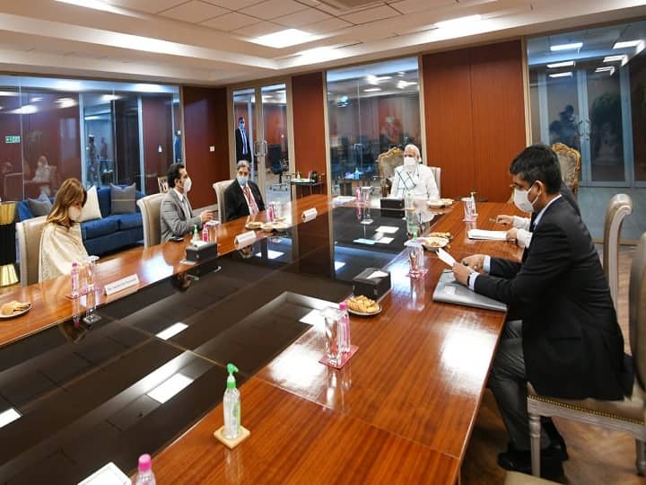 यावेळी त्यांना लस देण्याच्या प्रयत्नांची पूर्वतयारी, आव्हाने आणि नियोजन यांची माहिती शास्त्रज्ञांनी दिली