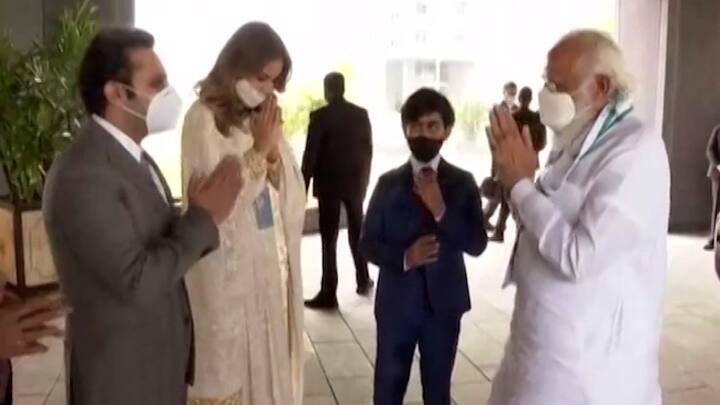 पंतप्रधान नरेंद्र मोदी यांनी आज पुण्यातील सीरम इन्स्टिट्यूटला भेट दिली.