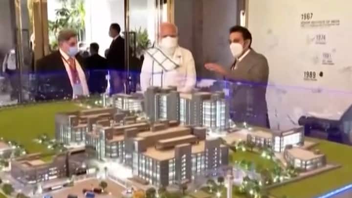 सीरम इन्स्टिट्यूटचे व्यवस्थापकीय संचालक सायरस पुनावाला आणि मुख्य कार्यकारी अधिकारी अदर पुनावाला यांनी पंतप्रधानांचे स्वागत केले.