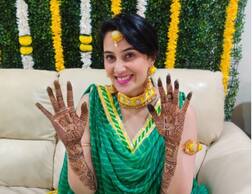 सई लोकुरच्या हातावर आणि हातात.. दोन्हीकडे गाडी