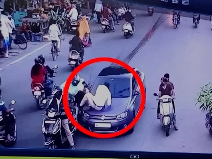 Traffic police dragged on car bonnet in Nagpur, driver booked for attempt to murder नागपुरात चालकाची मुजोरी, कार थांबवण्याचा प्रयत्न करणाऱ्या वाहतूक पोलिसाच्या अंगावर गाडी घातली