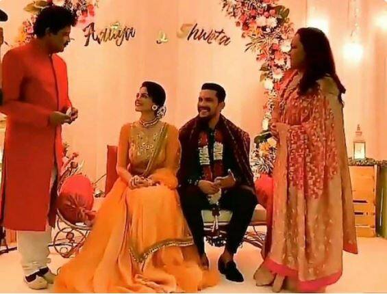 लग्नाबाबत बोलताना आदित्य नारायणने सांगितलं होतं की, लग्नसोहळा 1 डिसेंबर रोजी पार पडणार आहे. कोरोनाच्या प्रादुर्भावामुळे लग्न समारंभासाठी केवळ मित्र परिवार आणि कुटुंबातील काही व्यक्तींनाच आमंत्रण देण्यात येईल.