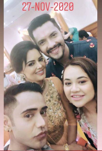 आदित्य नारायण आणि श्वेता यांचा समारंभासाठी त्यांचे कुटुंबियही उपस्थित होते.