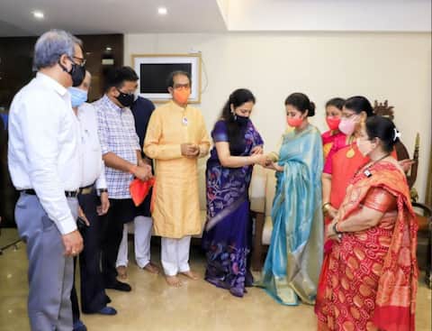 Urmila Matondkar Joins Shiv Sena | उर्मिला मातोंडकर यांच्या हाती शिवबंधन Urmila Matondkar Joins Shiv Sena | उर्मिला मातोंडकर यांच्या हाती शिवबंधन
