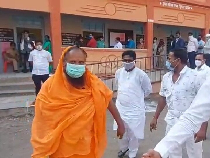 Solapur MP Jay Siddheshwar Swamy entered the polling station directly in Pandharpur, objected by the NCP सोलापूरचे खासदार जय सिद्धेश्वर स्वामी थेट मतदान केंद्रात घुसले, राष्ट्रवादीचा आक्षेप