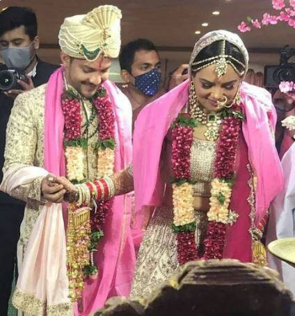 फोटोंमध्ये दोघांच्या चेहऱ्यावरील आनंद दिसून येत आहे. 