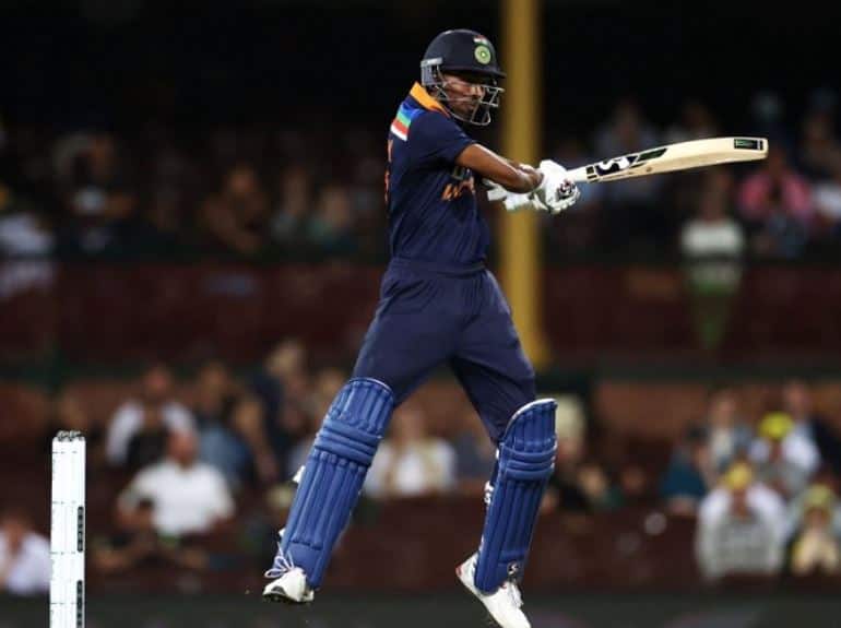 India vs Australia : हार्दिक पांड्या-रविंद्र जाडेजाची धमाकेदार खेळी, टीम इंडियाचं ऑस्ट्रेलियासमोर 303 धावांचं आव्हान India vs Australia 3rd ODI Live score update Virat kohli hardik pandya ravindra jadeja fifties India vs Australia : हार्दिक पांड्या-रविंद्र जाडेजाची धमाकेदार खेळी, टीम इंडियाचं ऑस्ट्रेलियासमोर 303 धावांचं आव्हान