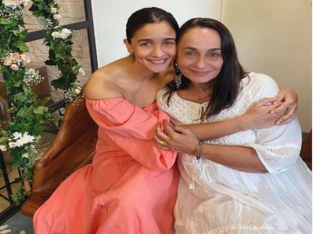 सोनी राजदान यांची मुलगी आलिया भट्टही आपल्या आईप्रमाणे दिसते. दरम्यान, आलिया भट्टने आपल्या करियरची सुरुवात स्टुडंट ऑफ द ईयर या चित्रपटापासून केली होती. (फोटो :   इन्स्टाग्राम)