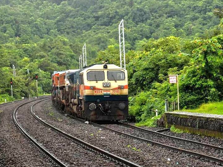 Konkan Railway | रेल्वेच्या कामकाजात मराठीचा वापर करा, राज्य सरकारचं कोकण रेल्वेला पत्र Maharashtra govt asked Konkan Railway use Marathi in signages advertisements and in its press releases Konkan Railway | रेल्वेच्या कामकाजात मराठीचा वापर करा, राज्य सरकारचं कोकण रेल्वेला पत्र