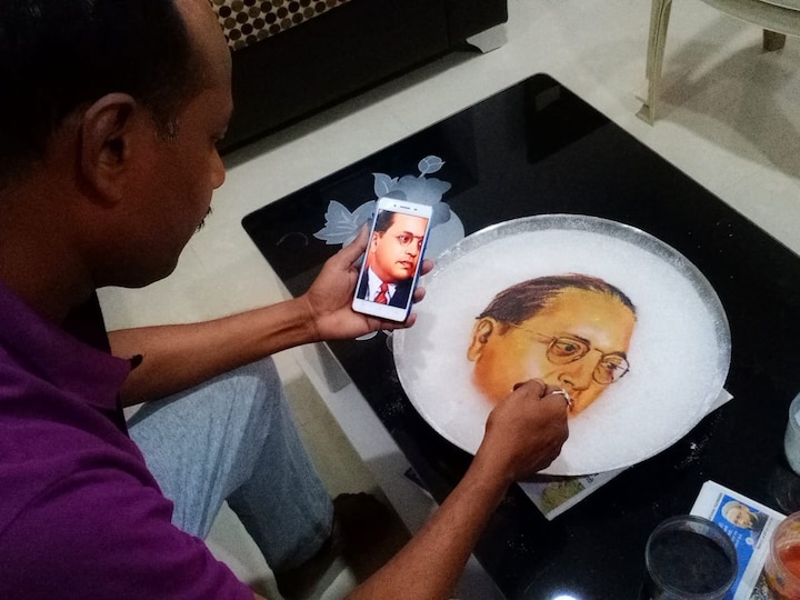 एका मोठ्या परातीत पाणी घेऊन त्यावर विशिष्ट पद्धतीने ही अनोखी रांगोळी साकारली आहे.