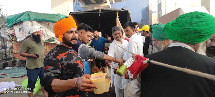 आंदोलनात सहभागी लोकांना अन्न, वस्त्र देऊन मदत केली जात आहे.