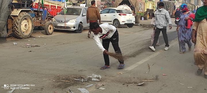 एक हात गमावला आहे, तरी एक हाताने झाडूने साफ सफाई करत आहे.