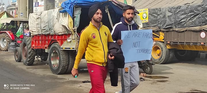 ठिकठिकाणी तरुण असे बोर्ड घेऊन जात आहेत.