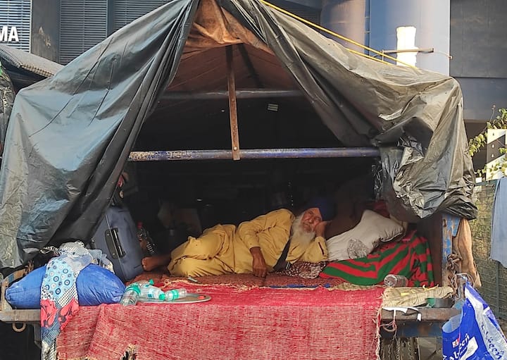 आंदोलनासाठी ट्रकचं रुपांतर राहत्या घरात केलं आहे.