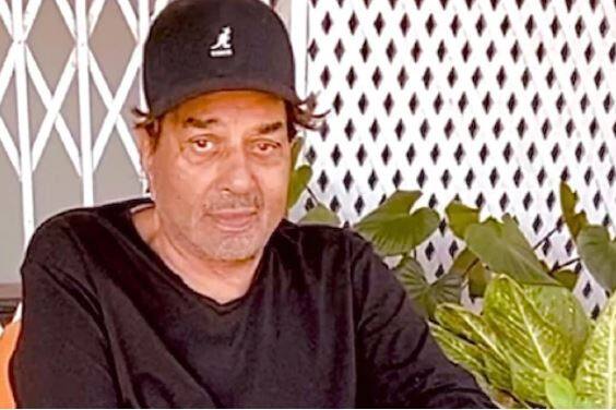 यादरम्यान, त्यांनी पार्ट टाइम जॉब केला. जिथे त्यांना 200 रुपये मिळाले होते. त्यांनी सांगितलं होतं की, ते शाळेत शिकत होते, तेव्हा शाळेतून घरी परतताना ते नेहमी एका पूलाजवळ बसून पुढे   काय करणार याबाबत विचार करत असतं. 