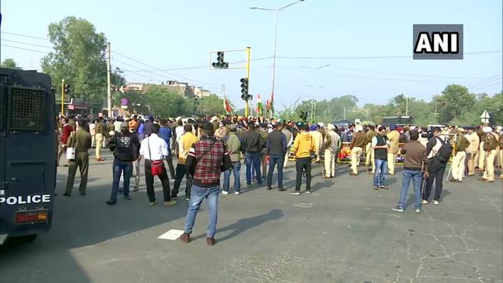 कृषी कायद्यांना विरोध म्हणून चंदीगडचा हायवेवर आंदोलकांनी ठिय्या मांडला.
