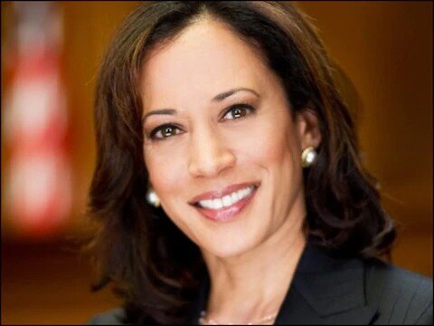 कमला हॅरिस : संपूर्ण जगाचं लक्षं लागलेल्या अमेरिकेतील राष्ट्रपती निवडणुकांकडे होतं. या निवडणुकीत पहिल्यांदाच अमेरिकेला एक महिला उपराष्ट्रपती मिळाल्या आहेत. हॅरिस यांच्या आईचा जन्म भारतात तामिळनाडू येथे झाला आहे. त्यामुळे भारतात त्यांना सर्च करण्यात आले.