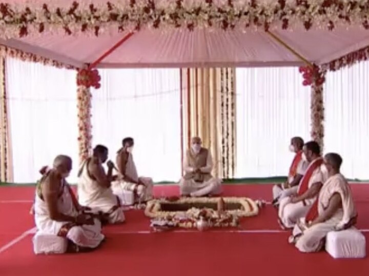 पंतप्रधान नरेंद्र मोदींच्या हस्ते नव्या संसद भवनाचे भूमिपूजन करण्यात आलं आहे. जवळपास 80 वर्षांनी देशात नवं संसद भवन निर्माण करण्यात येणार आहे. 