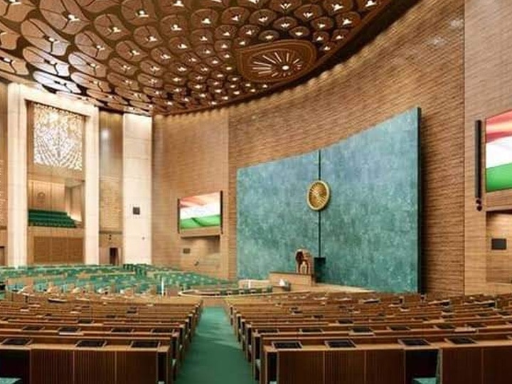  नव्या संसद भवनच्या सभागृहात लोकसभेच्या सदस्यांसाठी 888 सीट असतील. याशिवाय राज्यसभा सदस्यांसाठी 326 हून अधिक सीट असणार आहेत. संयुक्त बैठकीसाठी 1224 सदस्यांची बसण्याची व्यवस्था देखील असेल. याशिवाय प्रत्येक सदस्यासाठी 400 स्क्वेअर फूटचे स्वतंत्र कार्यालयही या नवीन इमारतीत असेल. 