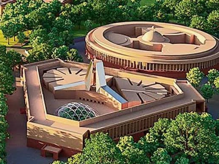 नवी संसद जुन्या संसदेप्रमाणे गोलाकार नसून त्याचा आकार त्रिभूज स्वरुपाचा असेल.