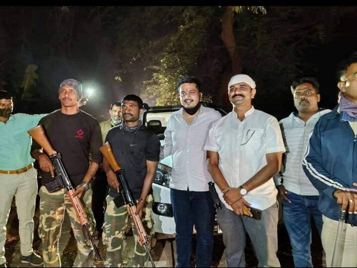 नरभक्षक बिबट्याने करमाळ्याच्या सांगवी भागात केला हल्ल्याचा प्रयत्न, आमदार रोहित पवार यांनी दिली घटनास्थळी भेट mla rohit pawar visit karmala where leopard attack on people नरभक्षक बिबट्याने करमाळ्याच्या सांगवी भागात केला हल्ल्याचा प्रयत्न, आमदार रोहित पवार यांनी दिली घटनास्थळी भेट