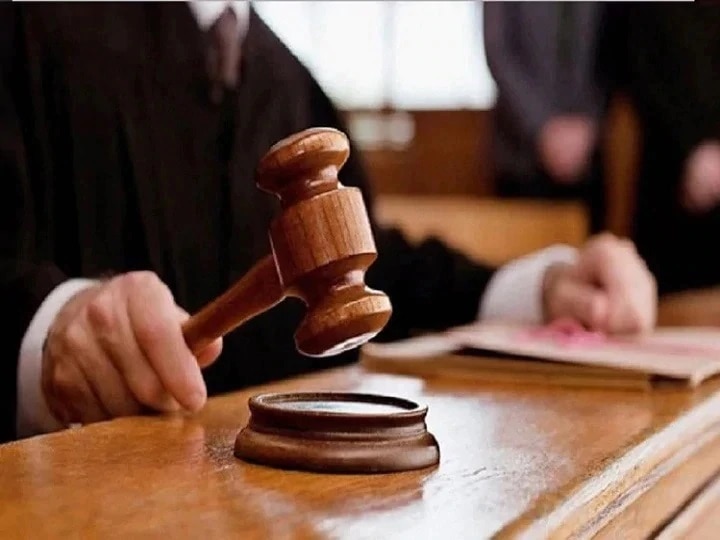 Mumbai High Court's Nagpur 50-year-old accused bench acquits of POCSO Act लहान मुलीचा हात पकडणे किंवा पॅण्टची चेन उघडणे म्हणजे लैंगिक शोषण नाही : हायकोर्ट