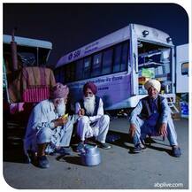 शेतकऱ्यांच्या संघर्षाचा वेगळा रंग!