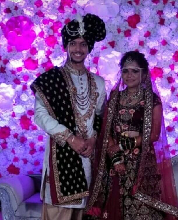विवाह सोहळ्याच्या वेळी लाल रंगाच्या आऊटफिटमध्ये कार्तिकीचं सौंदर्य खुलून दिसत होतं. (फोटो : कार्तिकी गायकवाड इंस्टाग्राम अकाउंट)