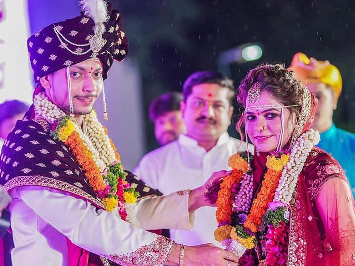 सर्वांच्या साक्षीने या दोघांनी आयुष्यातील नव्या प्रवासाला सुरुवात केली आहे. (फोटो : कार्तिकी गायकवाड इंस्टाग्राम अकाउंट)