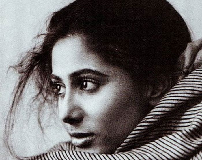 17 ऑक्टोबर 1955 रोजी पुण्यात स्मिता पाटील यांचा जन्म झाला. त्यांचे वडील शिवाजीराव पाटील महाराष्ट्र सरकारमध्ये मंत्री होते, तर त्यांची आई समाजसेविका होती. 16 व्या वर्षी त्यांनी   वृत्तनिवेदिका म्हणून कारकीर्दीला सुरुवात केली.