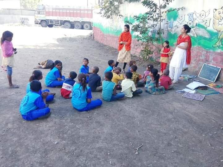A school for poor children in pandharpur by Robin Hood Army कोरोना काळातही येथे भरते मोकळ्या आकाशाखाली बिनभिंतीची गरीब मुलांची शाळा