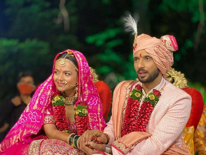 नेहा कक्कड, आदित्य नारायणनंतर आता कोरिओग्राफर-अभिनेता पुनीत पाठकने शुक्रवारी आपली गर्लफ्रेंड निधी मोनी सिंहसोबत लग्नगाठ बांधली. 