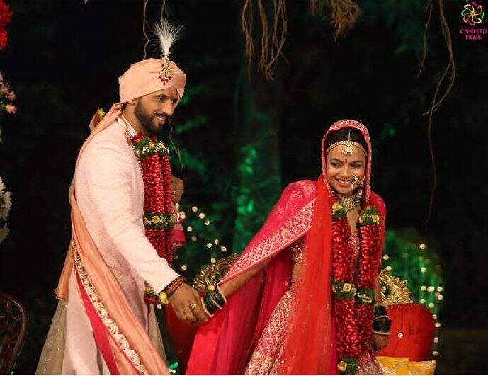 पुनीतची नववधू निधी सिंहने गुलाबी रंगाचा लेहेंगा वेअर केला होता. ज्यामध्ये ती अत्यंत सुंदर दिसत होती. 
